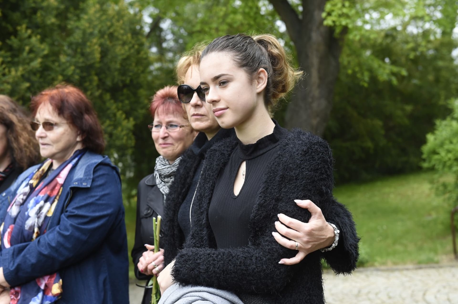Dcera Barbora a vnučka Tereza Munzarovy přihlížejí rozptýlení popela Luďka Munzara.