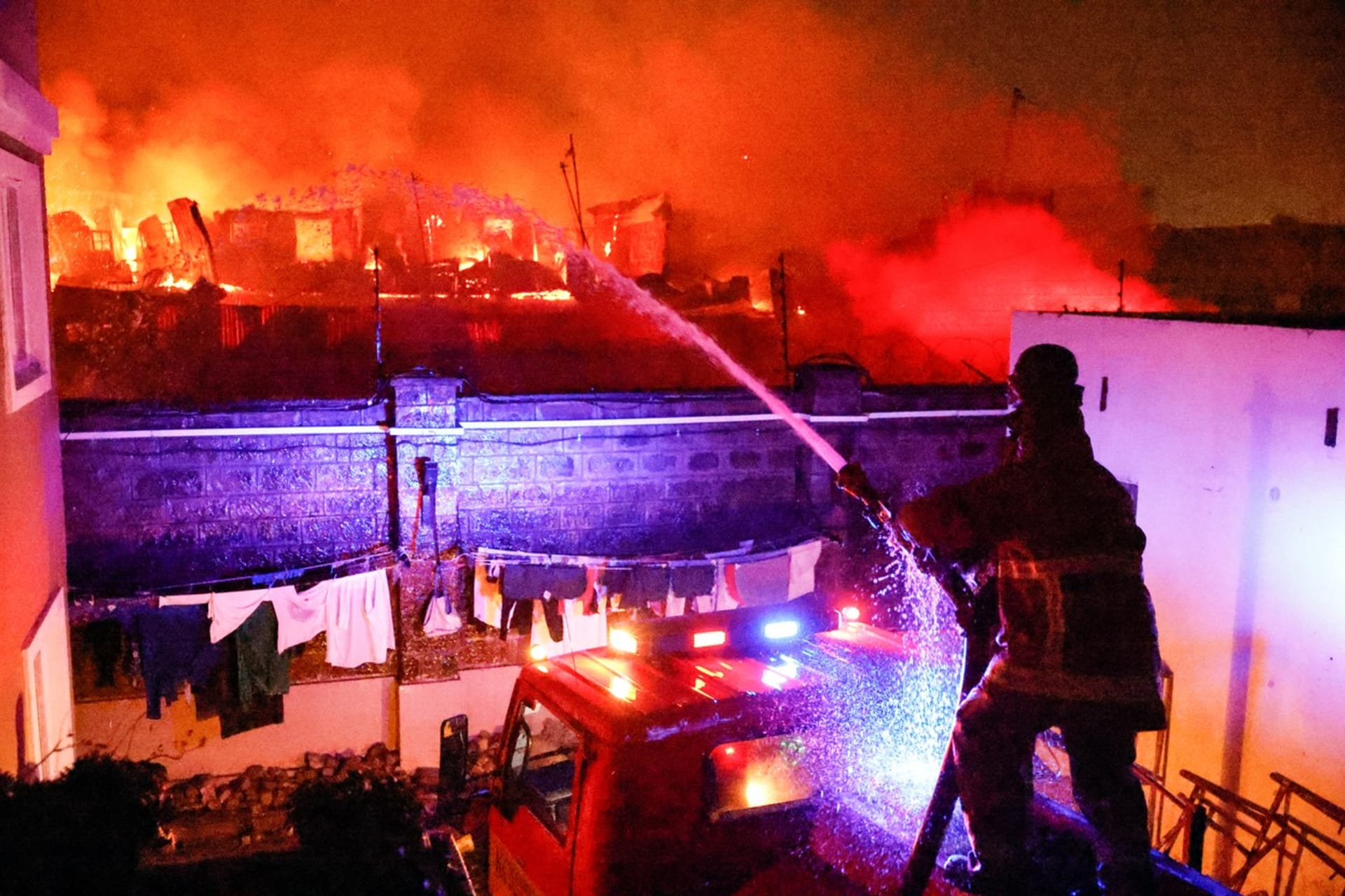 Hasiči se potýkají s požárem po výbuchu plynu v Nairobi (2. 2. 2024).