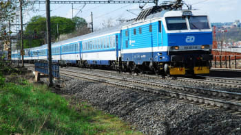 Vlak v Kladně srazil nezletilou dívku. Trať na Kamenné Žehrovice je mimo provoz