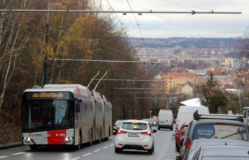 Na trase mezi Palmovkou a Čakovicemi se testovali i velkokapacitní trolejbusy Škoda Solaris.