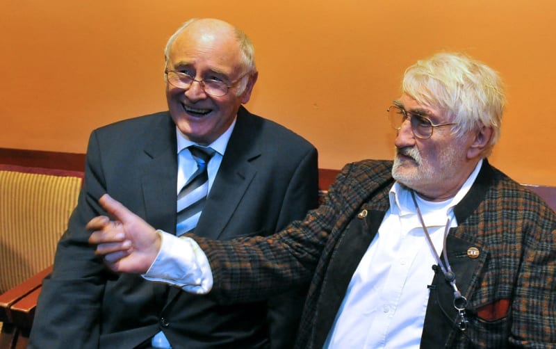 Ve věku 89 let zemřel německý herec, režisér a divadelní intendant Achim Benning, na snímku s hercem Pavlem Landovským.