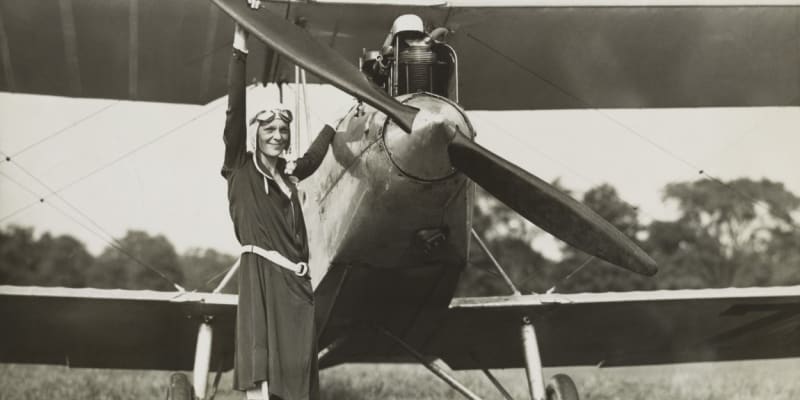 Amelia Earhartová se se svým letounem ztratila v Tichém oceánu v roce 1937.