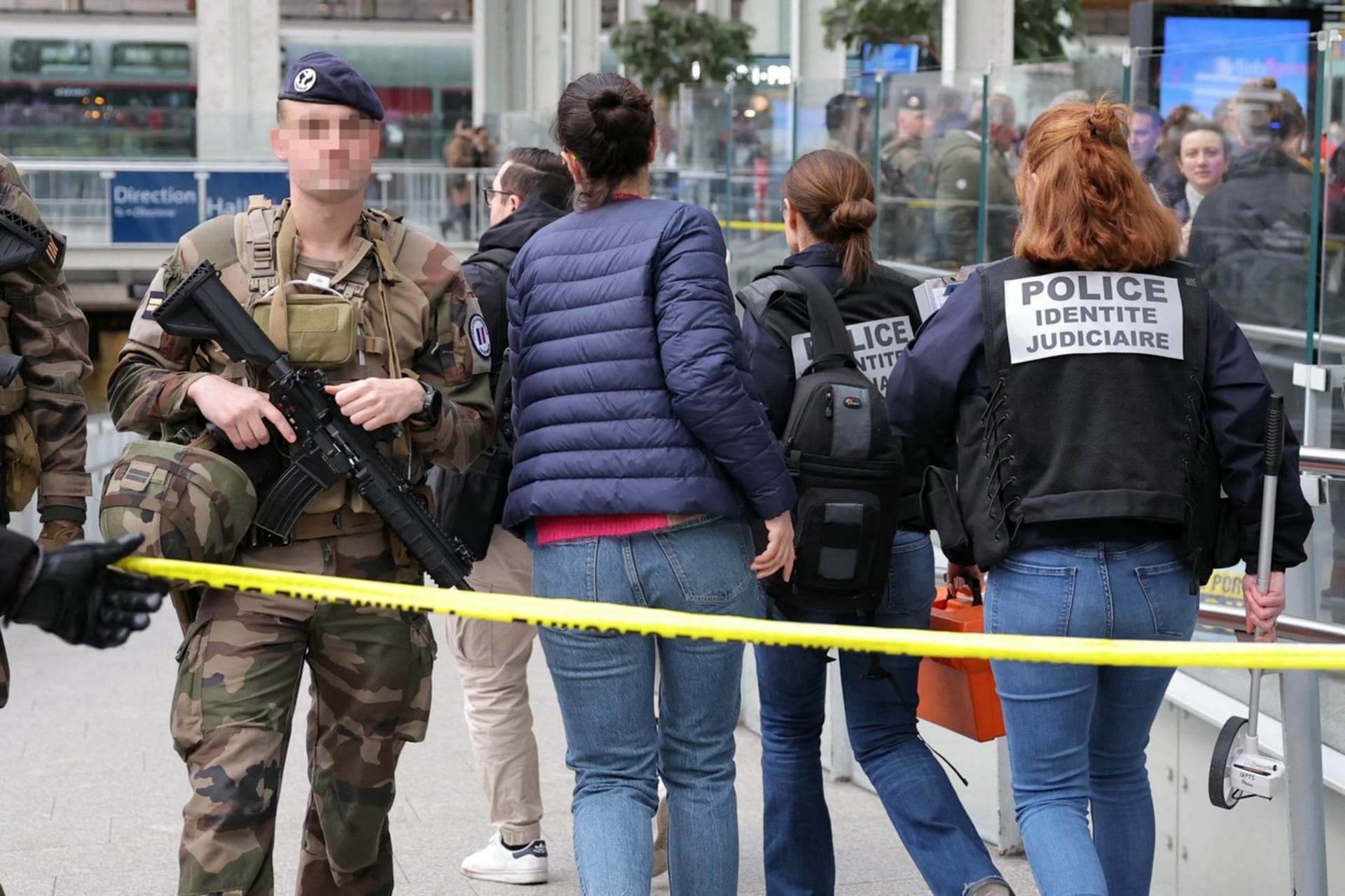 Policisté zasahují na pařížském nádraží Gare de Lyon. 