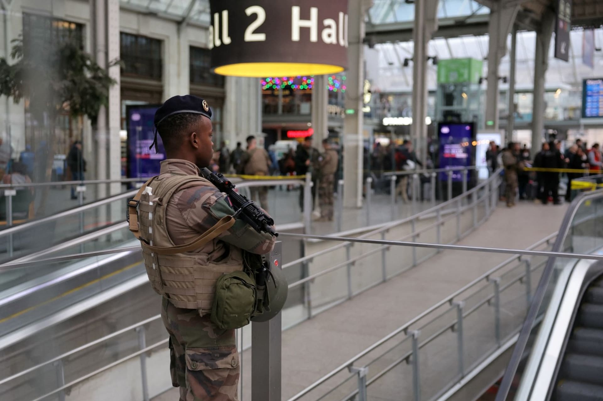 Po zuby ozbrojení policisté na pařížském nádraží, kde se v sobotu ráno odehrál útok.