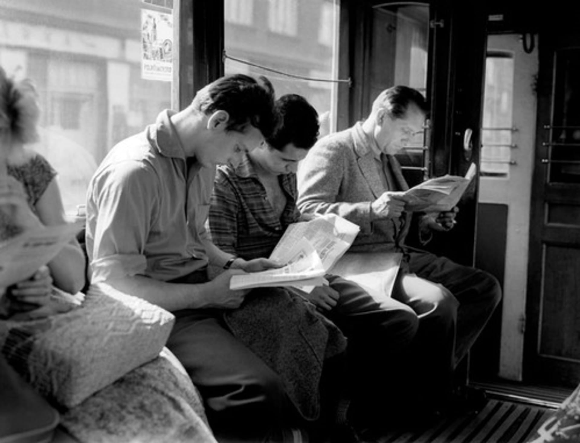 Na snímku čtenáři novin v roce 1951 v pražské tramvaji, noviny tehdy přinesly prohlášení vlády SSSR o rozhodnutí obnovit pokusné výbuchy jaderných zbraní.