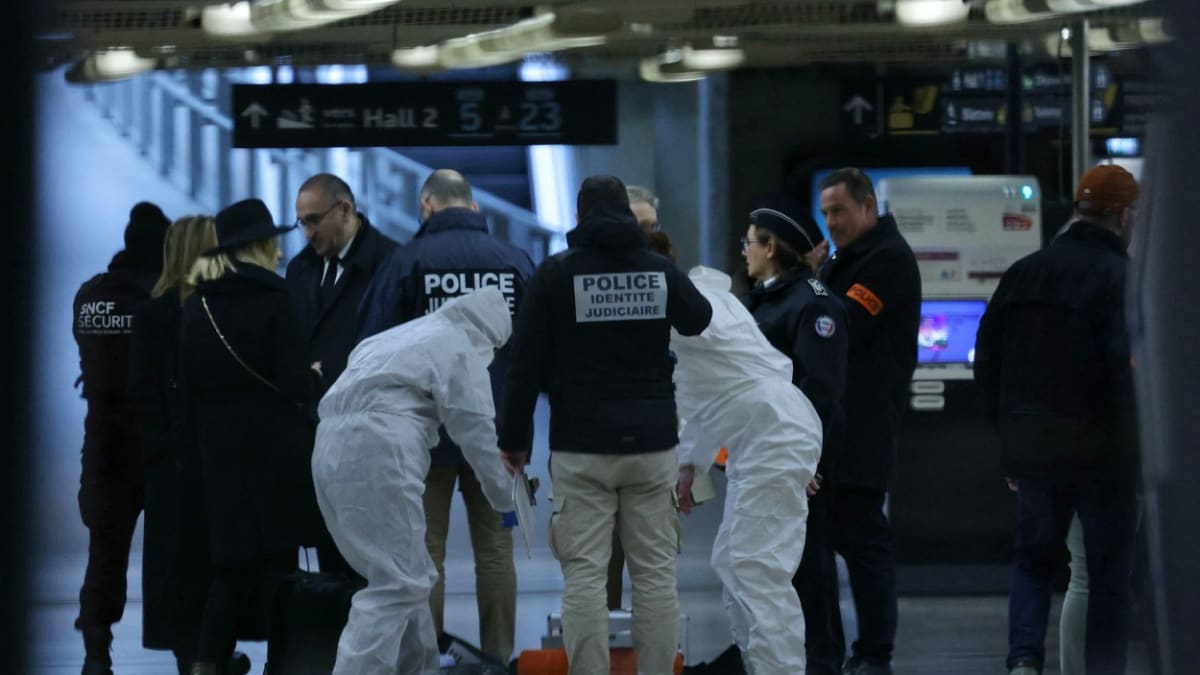 Pachatel na pařížském nádraží pobodal tři lidi.