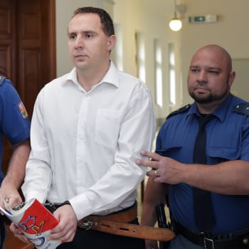 Eskorta přivádí 10. června 2019 k jednání u Krajského soud v Plzni bývalého policistu Martina Novotného.