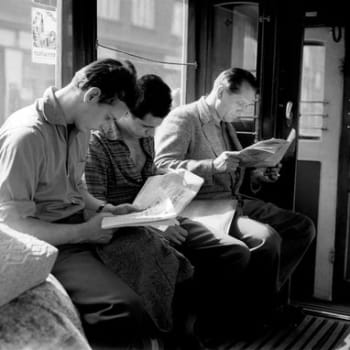 Na snímku čtenáři novin v roce 1961 v pražské tramvaji, noviny tehdy přinesly prohlášení vlády SSSR o rozhodnutí obnovit pokusné výbuchy jaderných zbraní.