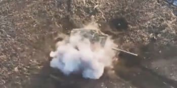 Katastrofální ruský útok na videu. Tanky se vyřadily navzájem, pak si obrněnce podaly drony