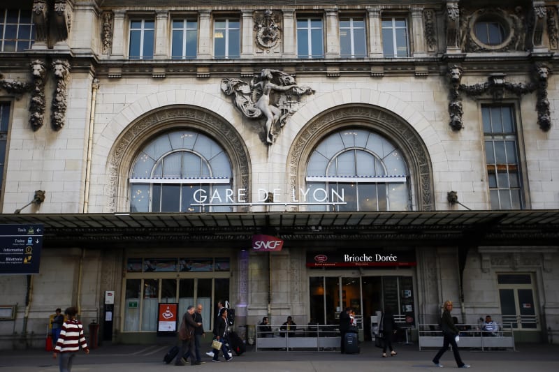 Útočník na nádraží ve Francii pobodal tři lidi.