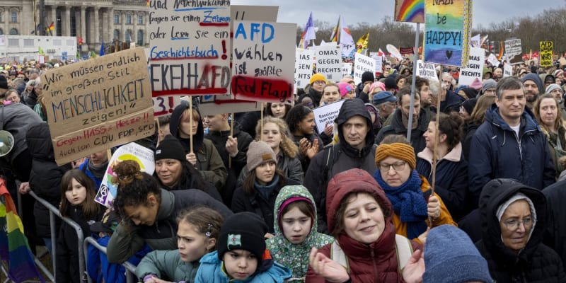 Na protest proti pravicovému extremismu v Berlíně dorazilo 150 tisíc lidí