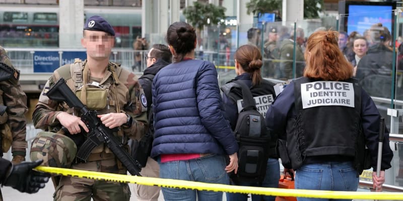 Policisté zasahují na pařížském nádraží Gare de Lyon. 