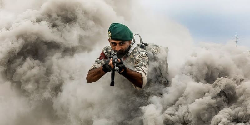 Íránský voják při cvičení