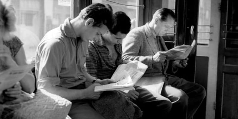 Na snímku čtenáři novin v roce 1951 v pražské tramvaji, noviny tehdy přinesly prohlášení vlády SSSR o rozhodnutí obnovit pokusné výbuchy jaderných zbraní.