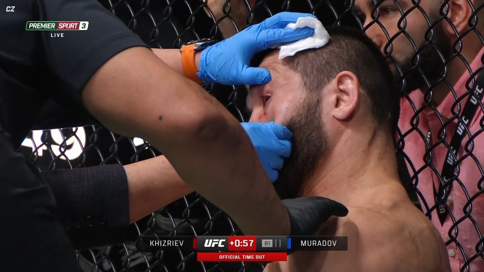 7. souboj Machmuda Muradova v UFC musel být ukončen po pár vteřinách, protože ho soupeř ošklivě píchl do oka