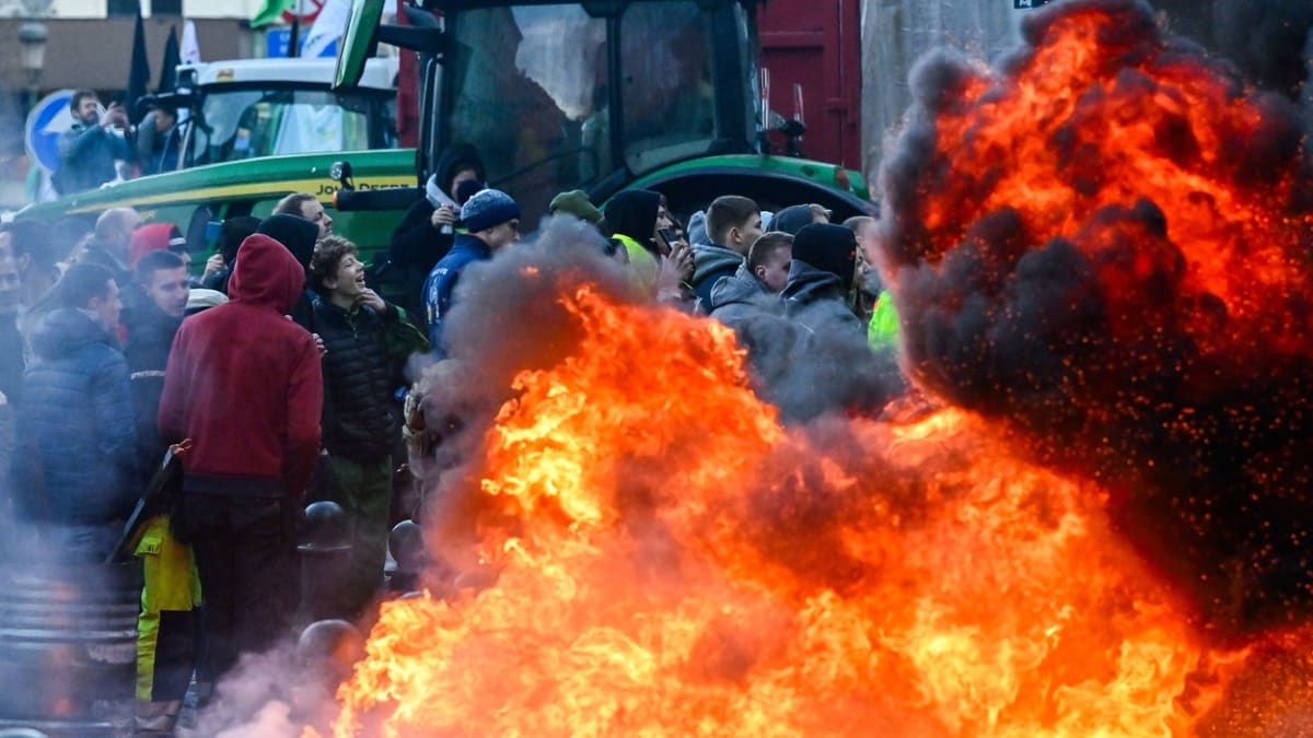 Evropu sevřely protesty zemědělců.
