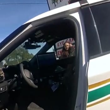 Žena na Floridě využila chvilku nepozornosti a ukradla policejní auto. Po zběsilé honičce nabourala, zemřela ona i dva nevinní lidé.