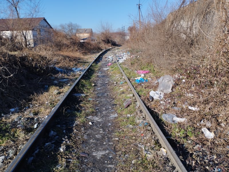 Železniční násep v romské osadě Radvanka v ukrajinském Užhorodě.
