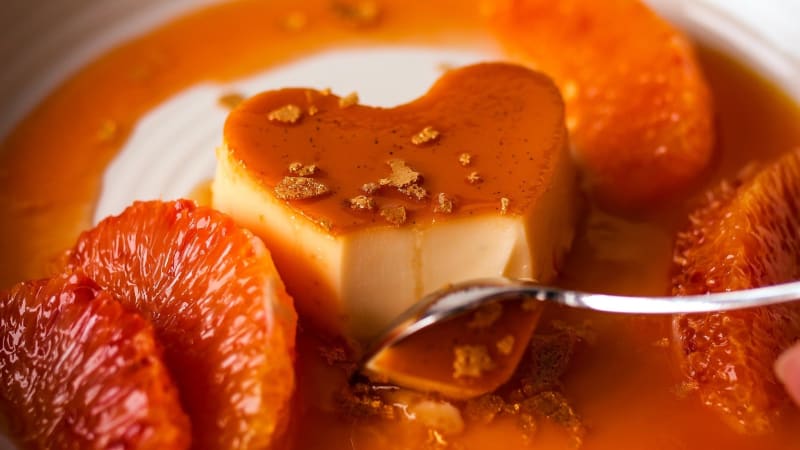 Valentýnský karamelový flan s krvavými pomeranči