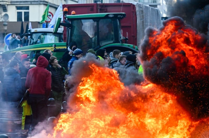 Evropu sevřely protesty zemědělců.