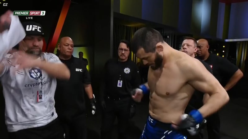 7. souboj Machmuda Muradova v UFC musel být ukončen po pár vteřinách, protože ho soupeř ošklivě píchl do oka