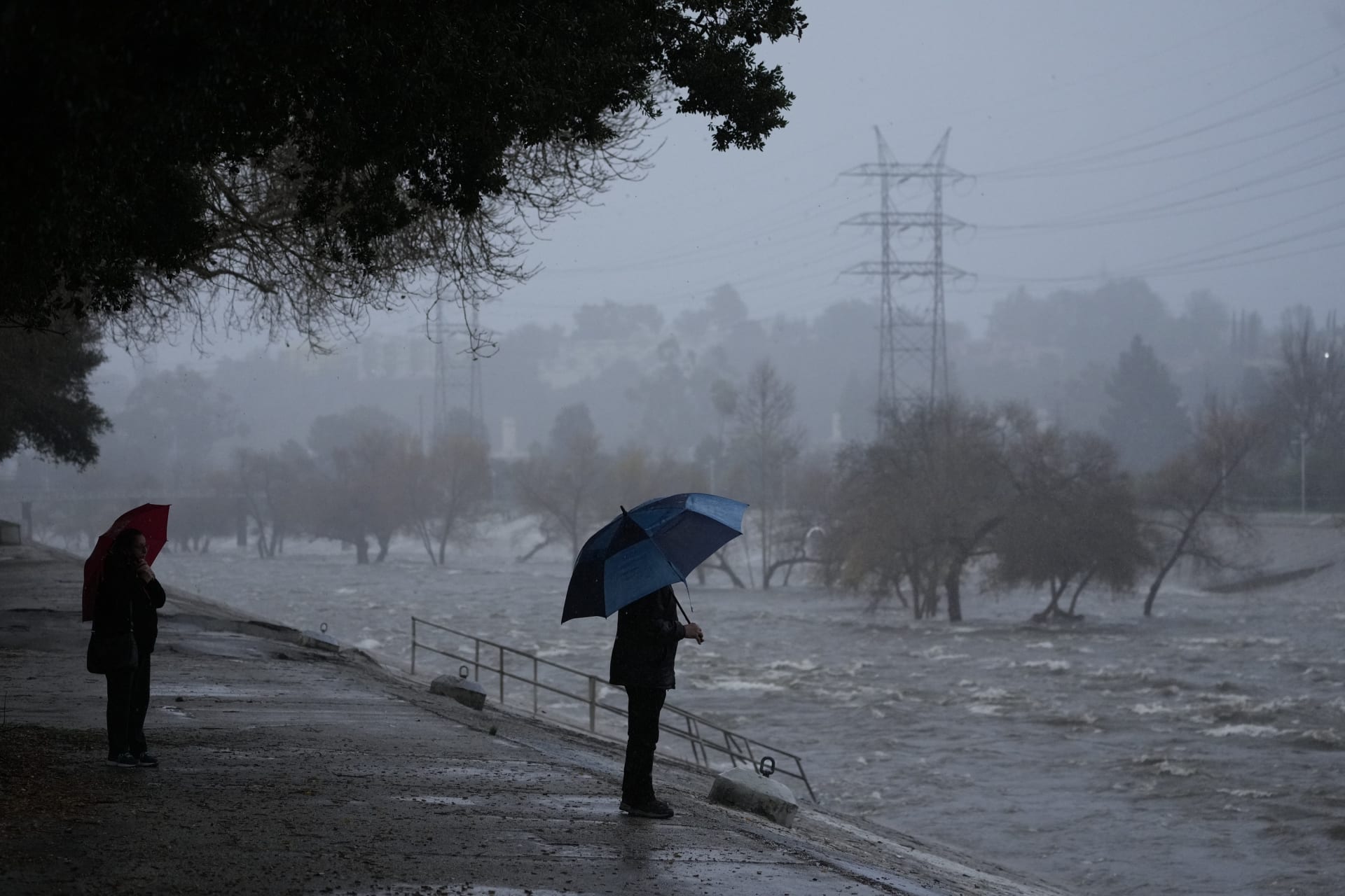 Kalifornii zasáhlo extrémní počasí. Na mnoha místech hrozí „život ohrožující“ záplavy.