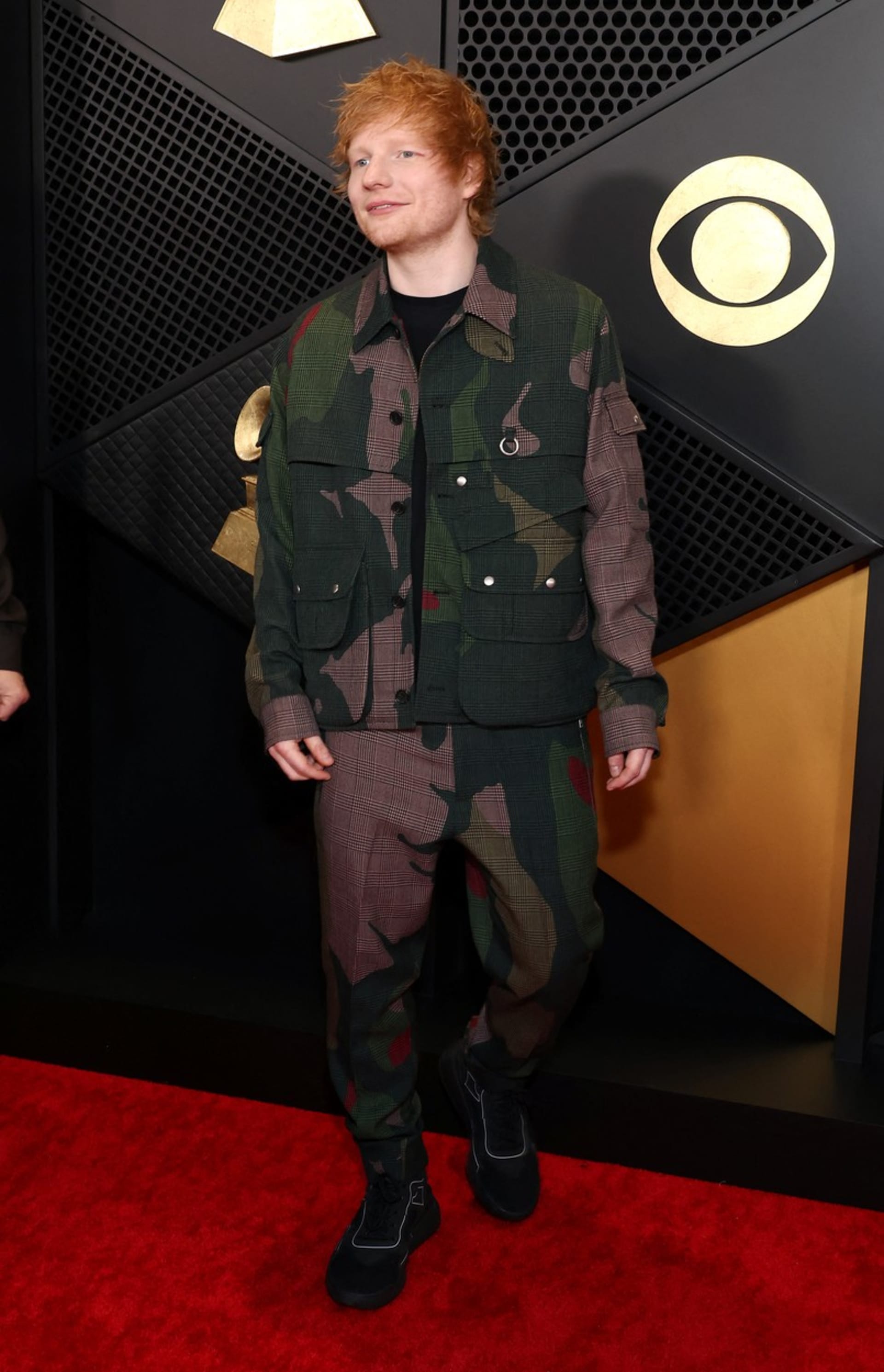 Ed Sheeran zvolil maskáčový outfit.