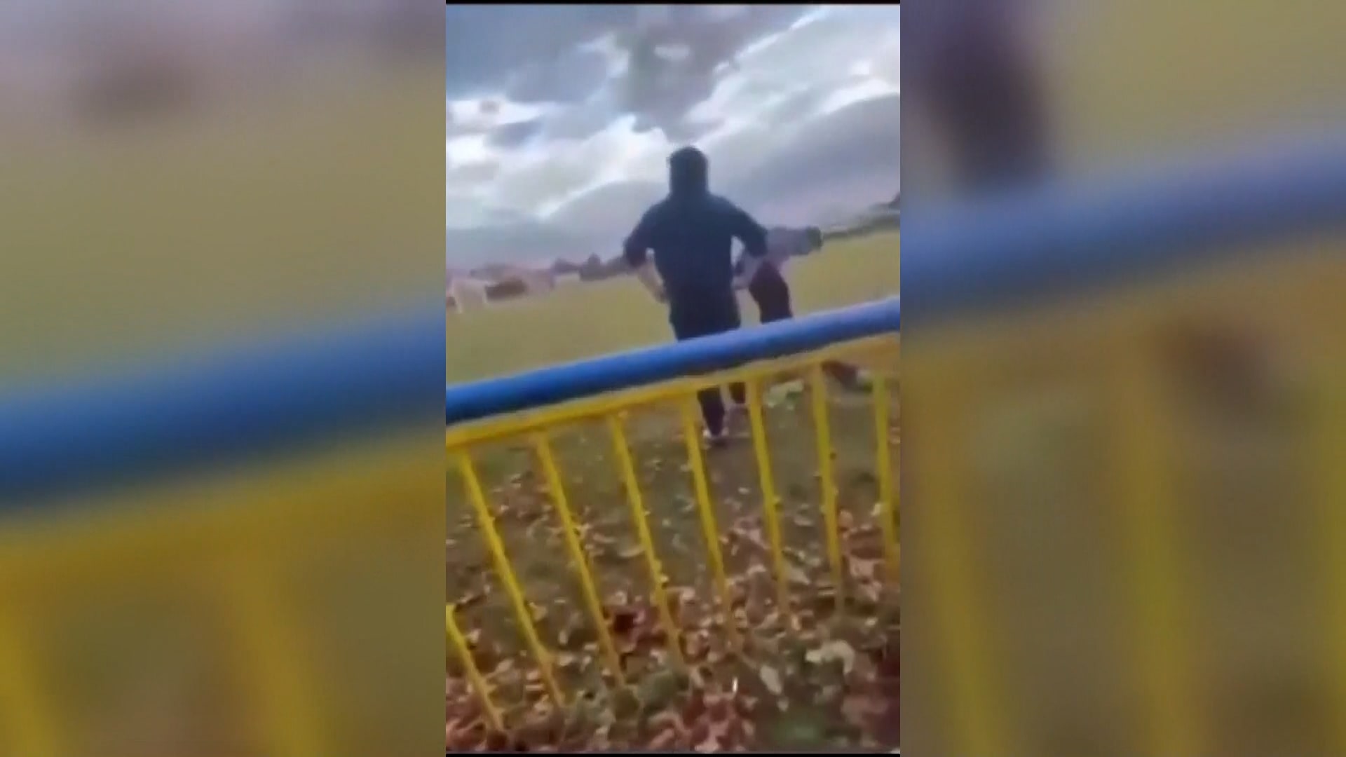 Brutální útok na školáka zachytilo video.