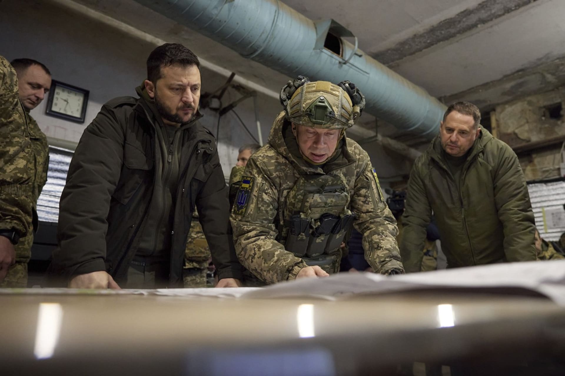 Ukrajinský prezident Volodymyr Zelenskyj a velitel pozemní armády  Oleksandr Syrskyj