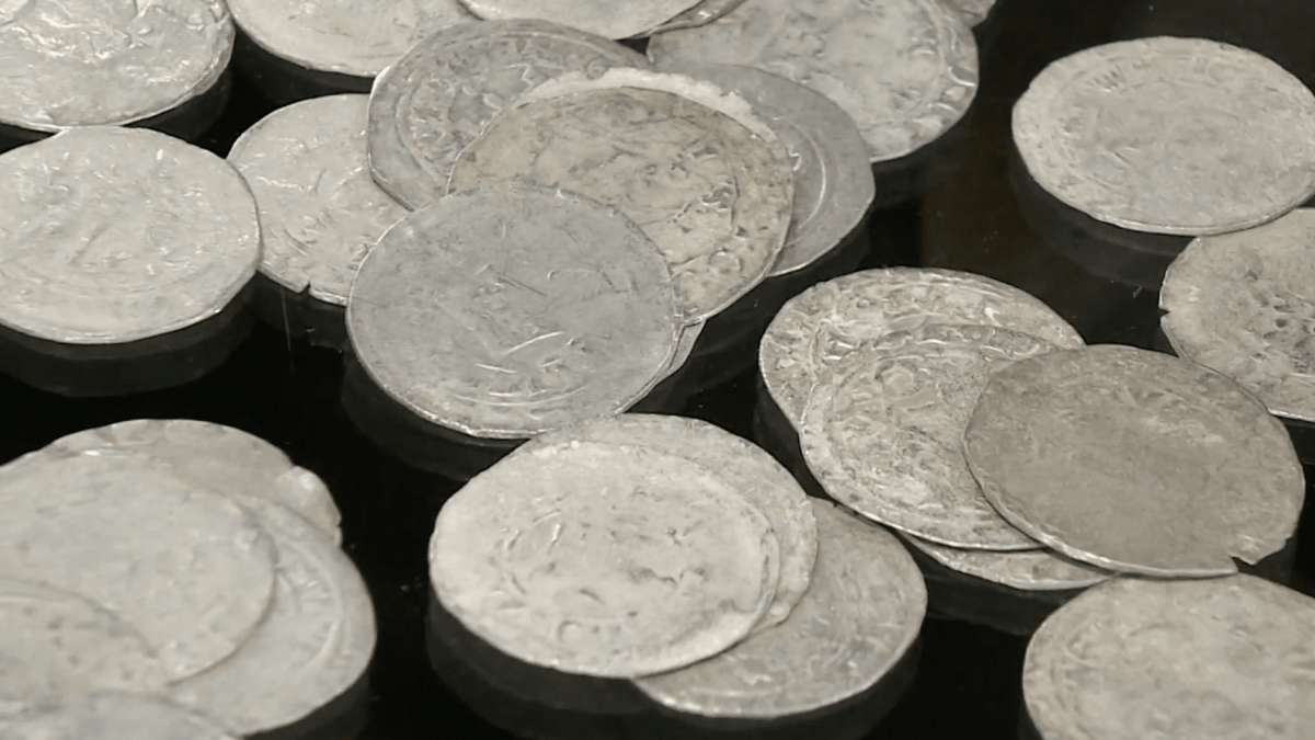 Déle než šest set let staré mince nalezené v jednom ze sklepů v Říčanech. Všechny jsou pravé - až na jedinou. 