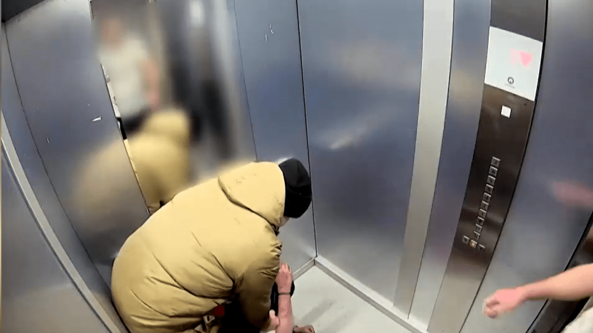 Agresora ve výtahu zneškodnili pohotoví svědci
