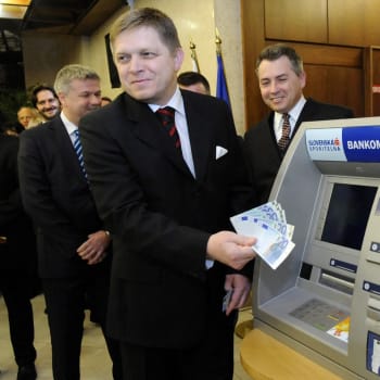 Robert Fico v roce 2009 ustanovil euro jako slovenskou měnu.