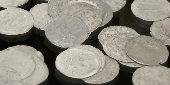 Poklad nedozírné ceny vypátrali v Říčanech. Hrnec ve sklepě ukrýval mince z dob Karla IV.