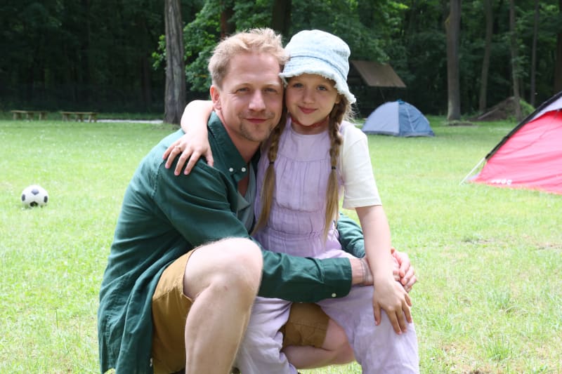 Tomáš Klus hraje v seriálu se svou skutečnou dcerou Josefínou. 