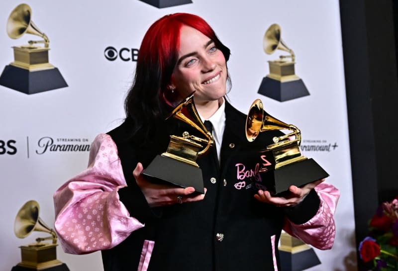 Zpěvačka Billie Eilish si odnesla cenu píseň k filmu Barbie.