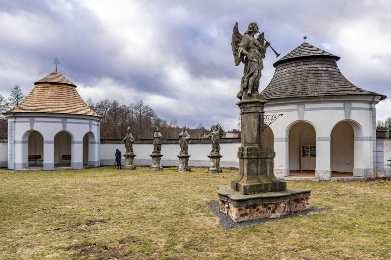 Dolní hřbitov Žďár na Sázavou: V sobotu 10. února bude mít mezi 10. a 16. hodinou mimořádně otevřenou bránu i Santiniho Dolní hřbitov.