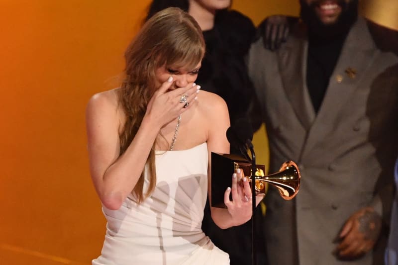 Zpěvačka Taylor Swiftová vyhrála cenu za album roku.