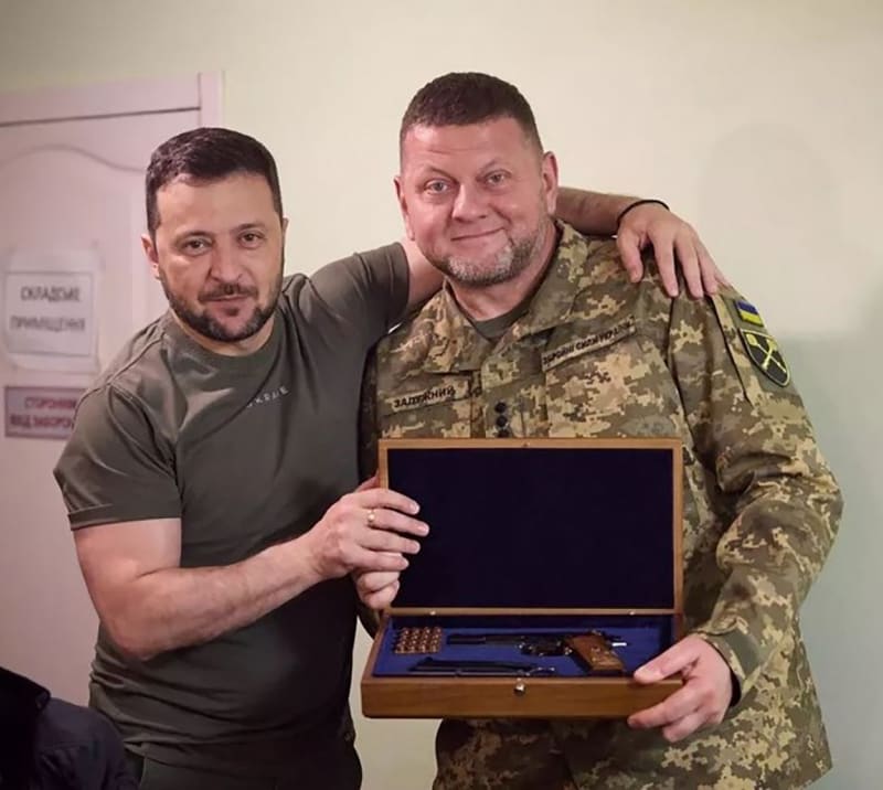 Ukrajinský prezident Volodymyr Zelenskyj a dosavadní velitel ukrajinské armády Valerij Zalužnyj