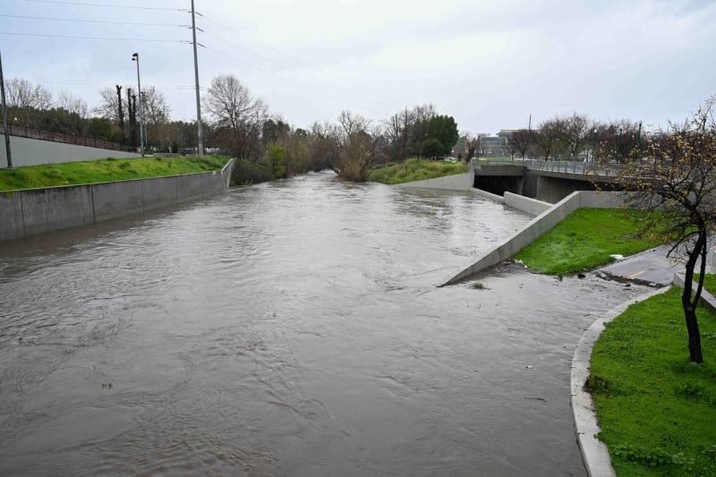 Kalifornii zasáhlo extrémní počasí. Na mnoha místech hrozí „život ohrožující“ záplavy.