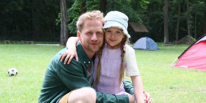 Tomáš Klus hraje v seriálu se svou skutečnou dcerou Josefínou. 