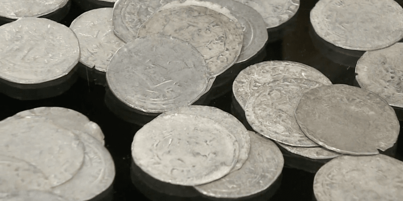 Déle než šest set let staré mince nalezené v jednom ze sklepů v Říčanech. Všechny jsou pravé - až na jedinou. 