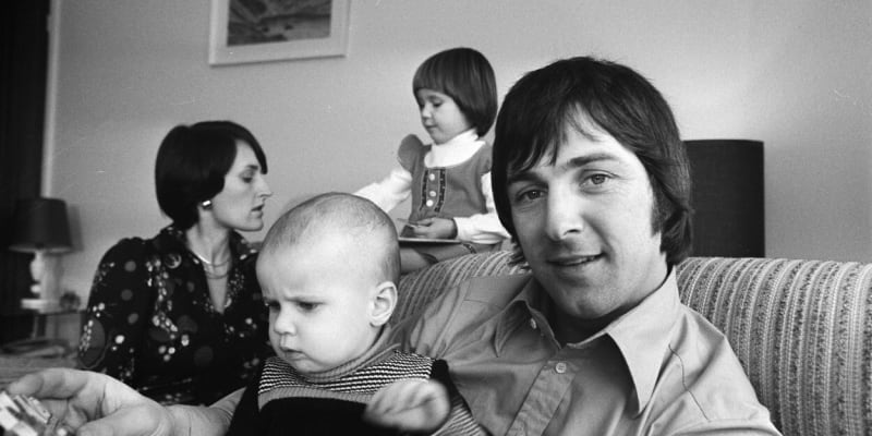 Barry John se svou manželkou Janet a dvěma dětmi