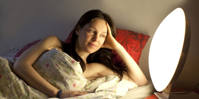 S usínáním, vstáváním a dostatečným odpočinkem vám může pomoci světelná terapie, uvedli experti.