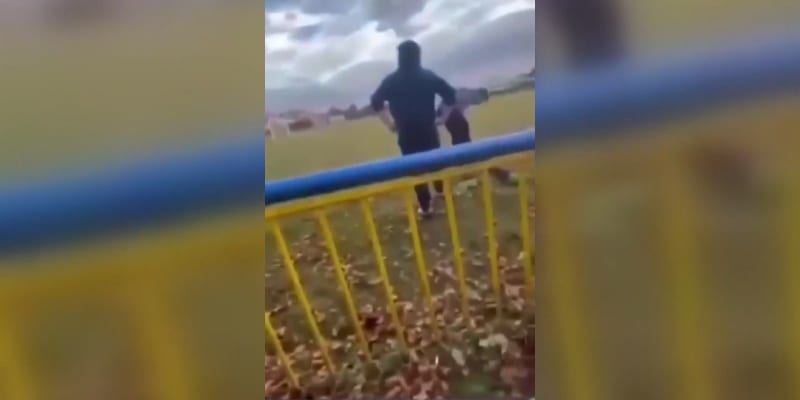 Brutální útok na školáka zachytilo video.