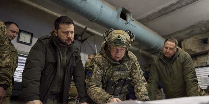 Ukrajinský prezident Volodymyr Zelenskyj a velitel pozemní armády  Oleksandr Syrskyj