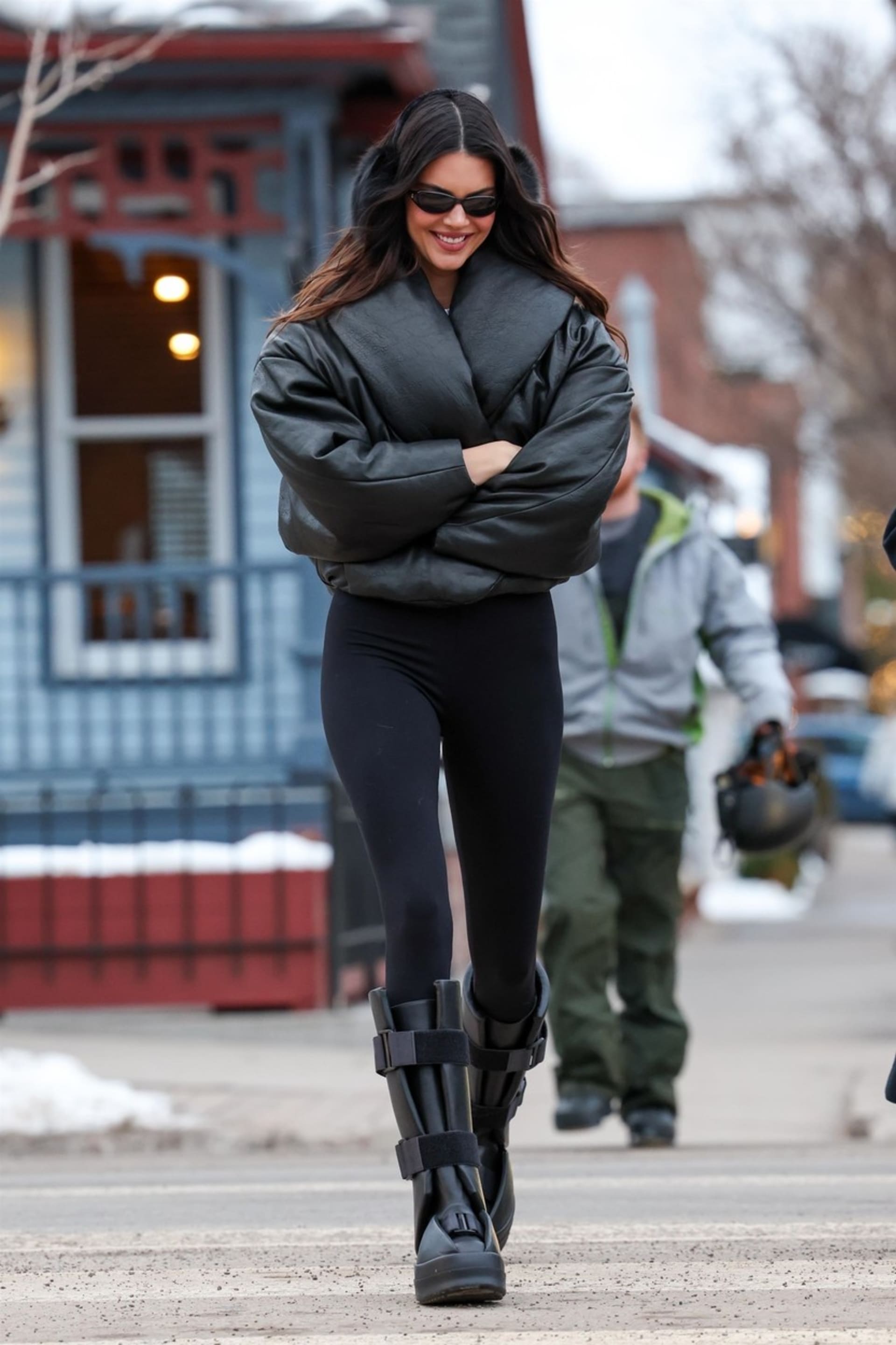 Kendall Jenner v černých legínách a puffer bundičkou.
