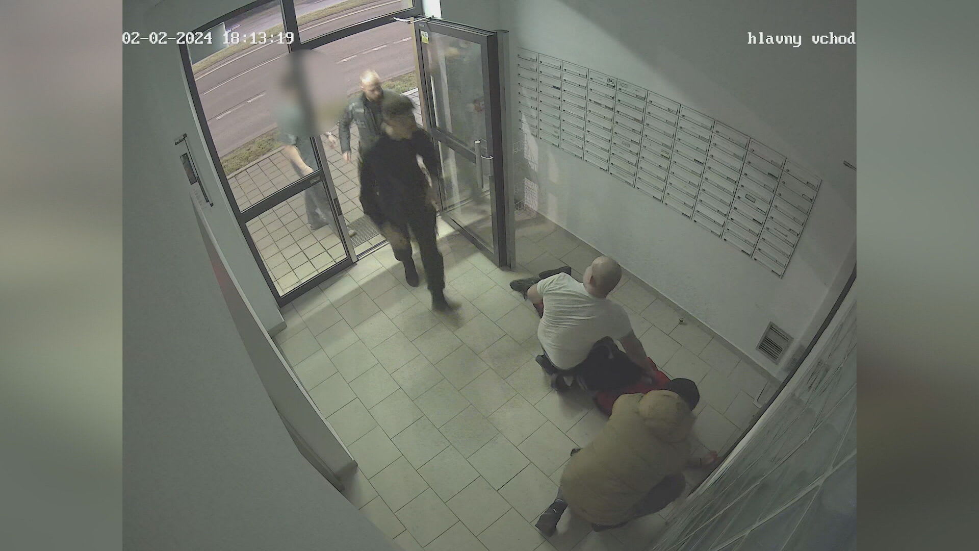 Muž na Slovensku obtěžoval ženu ve výtahu, zachránili ji pohotoví svědci
