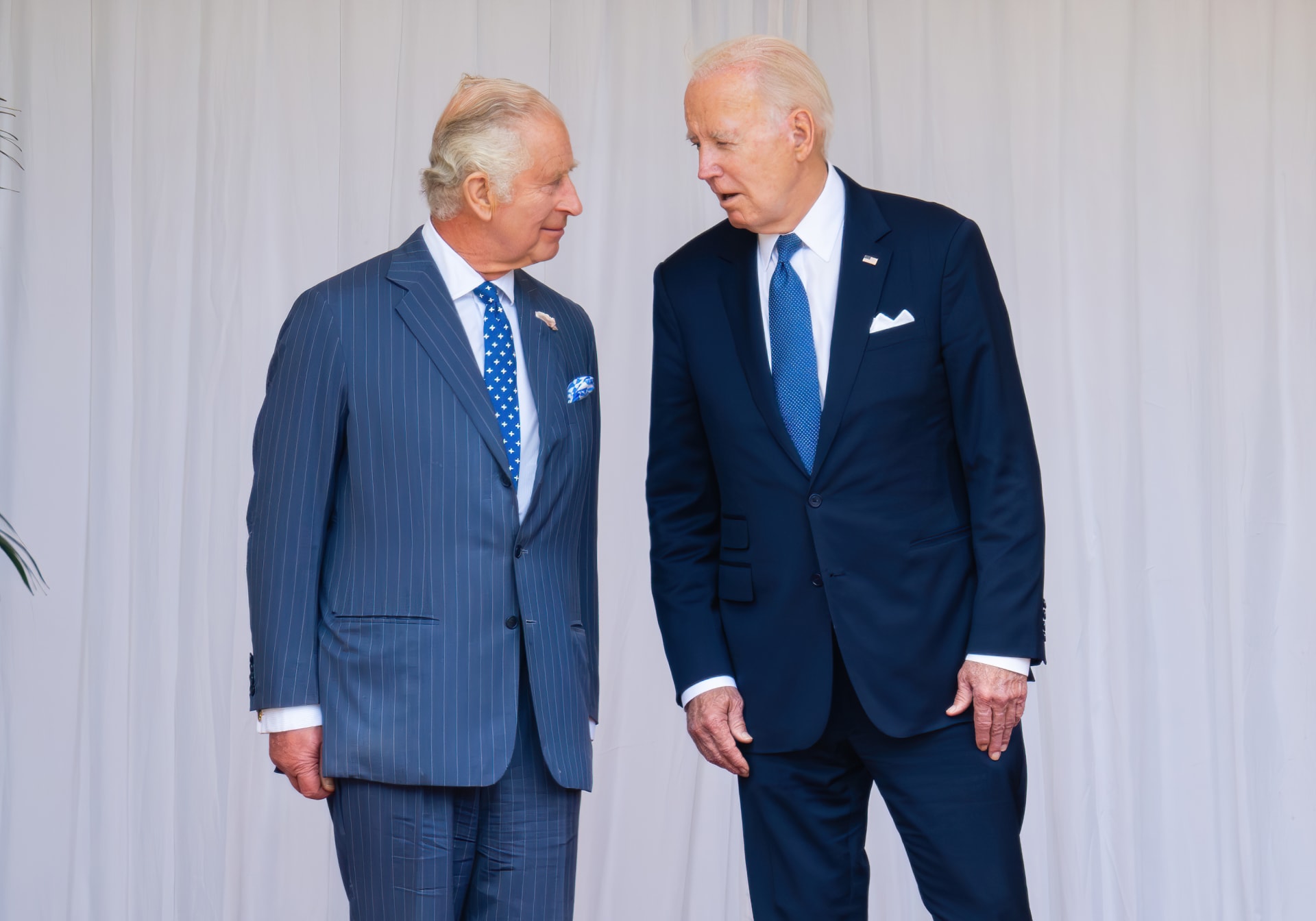 Britský král Karel III. (nalevo) a americký prezident Joe Biden (napravo)