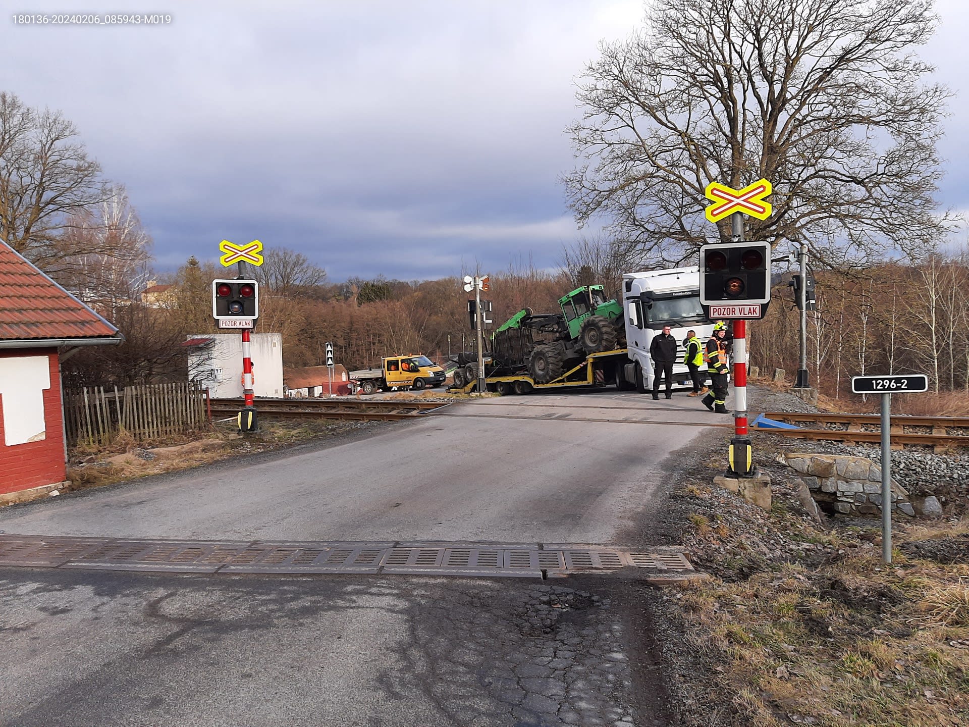 Na železničním přejezdu u Pelhřimova uvízlo nákladní auto.