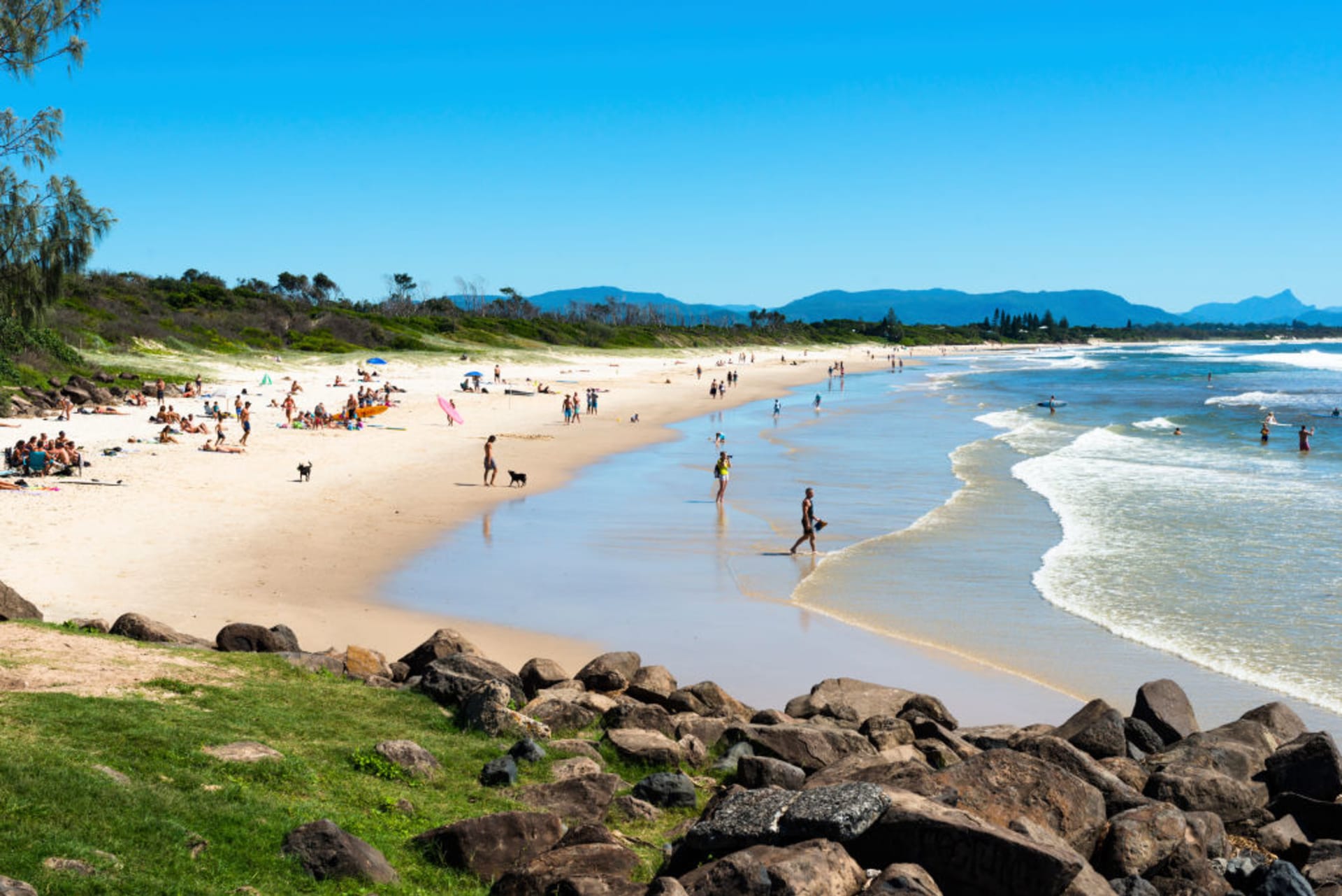 Pláž Pass v Austrálii je rájem pro surfaře.
